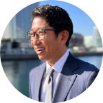 海の前で笑顔の男性