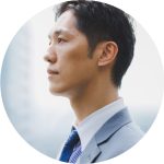 横を向いた男性